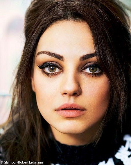 These 25 Women Will Pierce Your Soul With Their Big Beautiful Eyes Mila Kunis Makeup, Winter Make-up, Trucco Smokey Eye, Big Eyebrows, Christmas Party Makeup, Big Eyes Makeup, Bigger Eyes, 60s Makeup, 70s Makeup