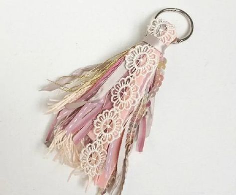 Diy Tassel Keychain Tutorials, Scrap Ribbon Crafts, Ribbon Tassels Diy, Purse Charms Diy How To Make, Diy Tassel Keychain, Boho Ribbon, Diy Tassel Necklace, Purse Charms Diy, Tassels Diy