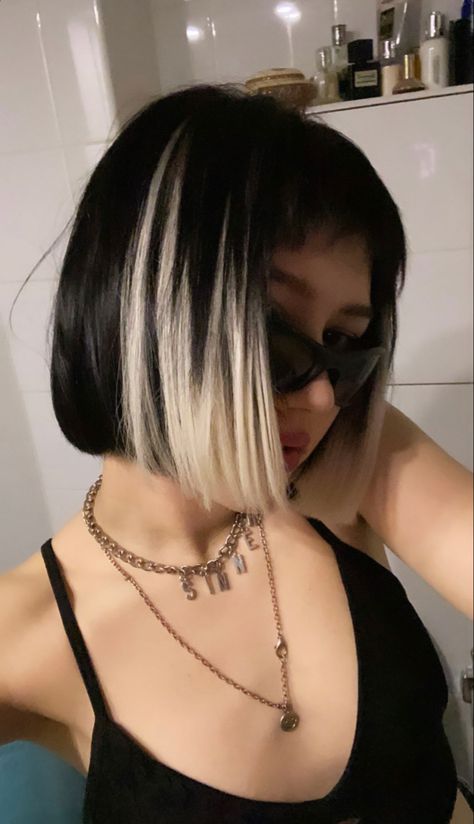 Short Black Hair With White Tips, Blonde Tips Short Hair, Black And Blonde Color Block Hair, Short Peekaboo Hair, Black And Blonde Short Hair, Black And Blonde Bob, Block Hair Color, Split Dye Short Hair, Square Bob Haircut