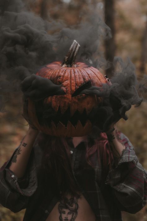 Spooky Birthday Photoshoot Ideas, Spooky Editorial Photography, Halloween Boudier Pics Pumpkin, Photoshoot Halloween Ideas, Creepy Halloween Photoshoot, Halloween Shoot Ideas, Halloween Pumpkin Photoshoot, Halloween Photo Shoot Ideas, Halloween Photoshoot Women