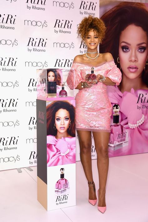 Riri Rihanna Book, Street Style Rihanna, Rihanna Pink, Bubblegum Pink Dress, Rihanna Daily, Rihanna Street Style, Rihanna Fan, Looks Rihanna, Mode Rihanna