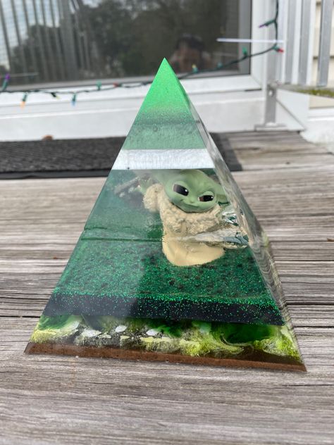 Star Wars Resin, Resin Pyramid, Epoxy Projects, Star Wars Diy, Diy Resin Art, Diy Resin, Crafty Stuff, Resin Diy, Resin Crafts