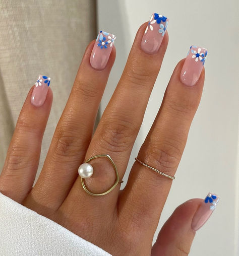 Cute Short Acrylic Nails Summer Simple, Summer Simple Nails 2024, Small Square Nails Ideas, Short Simple Nails Spring, White Blue Flower Nails, Cute Blue Square Nails, Cute Nails For Summer Square, Short Nails Inspo Acrylic, Blue And White Manicure