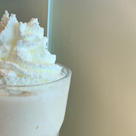 Vanilla Bean Aesthetic, Frappuccino Aesthetic, Frappe Aesthetic, Vanilla Frappe, Studygram Aesthetic, Vanilla Bean Frappe, Vanilla Drinks, Vanilla Frappuccino, Frappuccino Starbucks