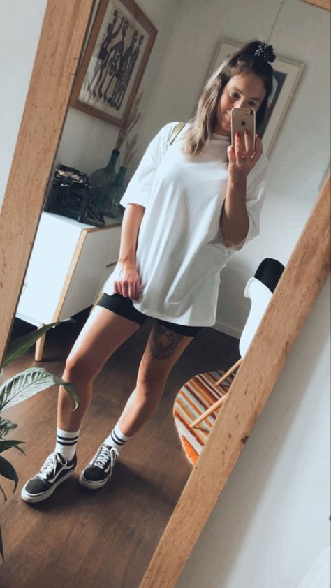 Outfit cómodo sporty Vans Socks Outfit Women, Half Crew Socks Outfit, Converse And Socks Outfits, Vans With Long Socks, Vans With Socks Outfit, Vans Socks Outfit, Outfits With High Socks, High Socks Outfits Sneakers, Vans Gym Outfit