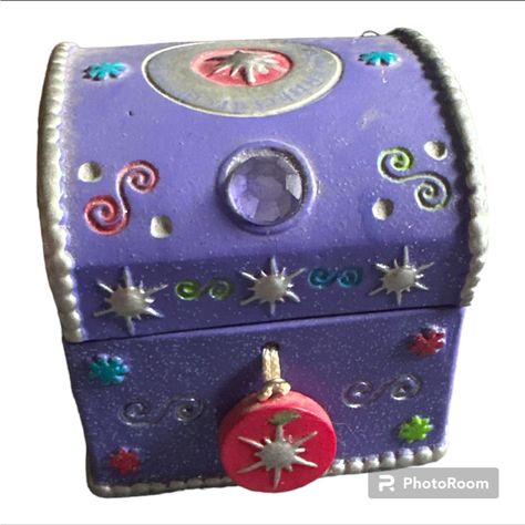 What A Throwback!!! This Box Is From The 2000 Claire’s Collection And Can Hold Jewelry, Memories, Paper, Or Anything Else You Want To Store In There This Mini Purple Treasure Box Is Perfect For Anyone Who Wants A Small Place To Hold Their Special Items. It Doesn’t Require A Key, The Outside ‘Lock’ Is Just For Show. The Top And The Sides Read “Wishes, Dreams, Hopes” #Y2k #2000s #Vintage #Childrens #Treasurechest #Girls #Preppy #Claires #Present #Birthday #Gift #Memories 2000s Gift Ideas, Y2k Gift Ideas, Y2k Toys, 00s Childhood, Y2k Gifts, 2000s Stuff, 2000 Nostalgia, 2000s Room, 2000s Toys