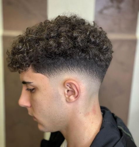 Curly Hair Low Fade Men, Barbershop Haircuts Men, Lowfade Taper Curly Hair, Curly Masculine Hair, Curly Hair Men Haircut Taper, Curly Mid Fade, Low Fade Haircut Mens Curly Hair, Low Fade Curly Hair Men, Fade Curly Hair Men