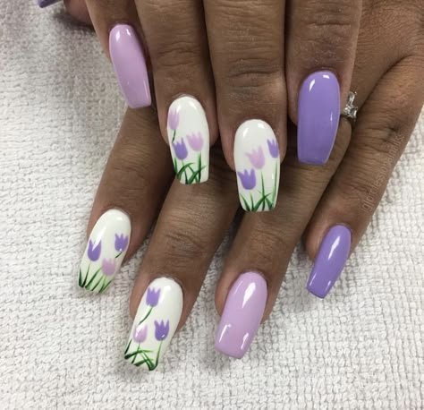 Bring the vibrant color of spring to your nails with purple nail polish! These nails will give your look a pop of color and a touch of femininity. Easter Nails Design Spring, Easter Nails Easy, Nails With Flowers, Tulip Nails, Spring Nails 2023, Simple Spring Nails, April Nails, Easter Nail Designs, Easter Nail