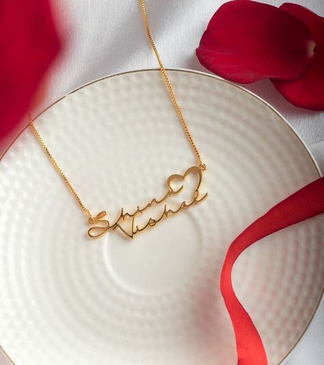 Mahar Chain Design, Couple Name Chain Gold Design, Couple Name Pendant Design, Name Pendent Designs, Anniversary Gifts For Sister, Necklace Name Design, Gold Nameplate Necklace, 30 Anniversary, Man Gold Bracelet Design