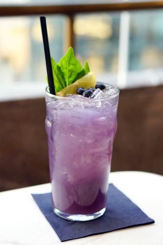 This blueberry and lavender agua fresca is heaven. Aqua Fresca Recipes, Fresca Drinks, Strawberry Infused Water, Agua Fresca Recipe, Mexican Drinks, Infused Water Recipes, Agua Fresca, Vegetable Drinks, Water Recipes