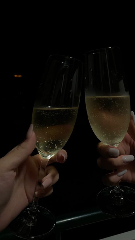 #champagne #aesthetic #drinks #elite Champagne Vibes Aesthetic, Shampain Drink Aesthetic, Drinking Champagne Aesthetic, Champagne Asethic, Glass Of Champagne Aesthetic, Champagne Cheers Aesthetic, Champagne Glass Aesthetic, Champaign Aesthetic, Champagne Toast Aesthetic