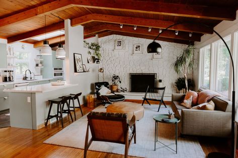 Take a Tour of the Midcentury Modern Home of Your Dreams Kitchen Next To Fireplace, Mid Century Tri Level, Soft Mid Century Modern, Midcentury Cottage, West Elm Living Room, 1950s House, 70s Home, Midcentury Home, Mid Century Modern Kitchen