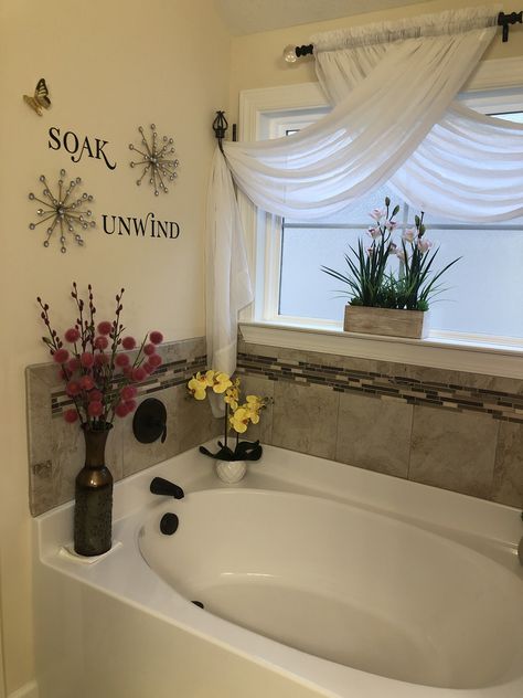 Curtains Over Spa Tub, Bathroom Tub Curtain Ideas, Bathtub Shower Curtain Ideas, Bathroom Curtain Ideas Window Bath, Bathroom Curtain Ideas, Bathroom Window Decor, Curtains Styles Ideas, Bathroom 2023, Costa Rico