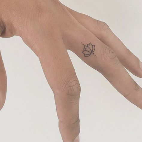 Side Finger Tattoos, Tiny Finger Tattoos, Small Finger Tattoos, Finger Tattoo For Women, Tattoo Schrift, Hand Tattoos For Women, Wrist Tattoos For Women, Finger Tattoo, Flower Tattoo Designs