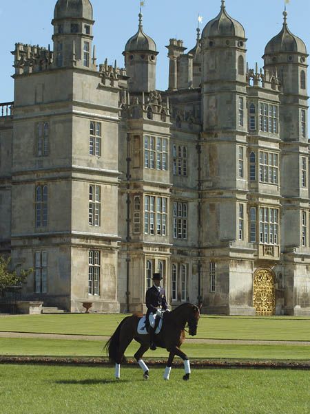 Andrew Hoy in front of Burghley House, Stamford, Lincolnshire, England Old Money House, Horse Trials, English Manor, Chateau France, Horses For Sale, A Castle, Dream Lifestyle, Old Money Aesthetic, English Countryside