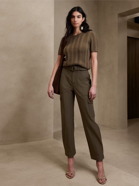 Utility with a twist, this cargo pant is crafted using a luxurious and softly structured fabric, enhanced with advanced stretch for a refined look and feel.  SLIM FIT: High waisted, slim through hip and thigh, tapered leg.  Ankle length.  Zip fly wit Banana Republic Outfits 2023, Folk Outfit, Banana Republic Outfits, Cargo Pants Color, Structured Fabric, Fashion Mom, Br Style, 30s Fashion, Green Cargo Pants