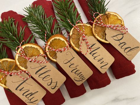 Christmas Dinner Party Table Decor Place Settings, Christmas Name Cards Place Settings, Christmas Place Cards Ideas, Christmas Table 2022, Xmas Place Settings, Dried Orange Napkin Ring, Diy Christmas Place Settings, Dried Orange Place Setting, Christmas Table Cards