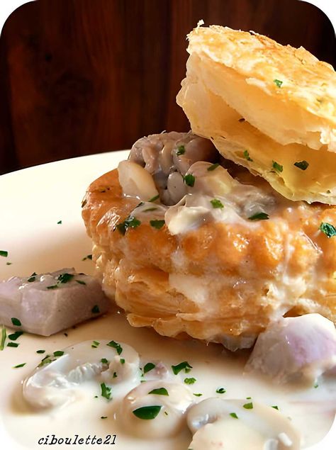 La meilleure recette de Bouchées à la Reine ou Vol au Vent ou Suppa Paschtteta! L'essayer, c'est l'adopter! 4.5/5 (15 votes), 16 Commentaires. Ingrédients: 8 croûtes feuilletées pour bouchées à la reine (en boulangerie), , 700g d'épaule de veau, 700 g de blanc de volaille (escalopes de poulet bio ou label rouge), 250 g de champignons de Paris émincés, 250 g de quenelles de veau, 25 cl de crème fraîche, 2 jaunes d'œufs, 2 noix de beurre, 2 cuillères à soupe bombées de farine, 1 bouquet garni, 1 é