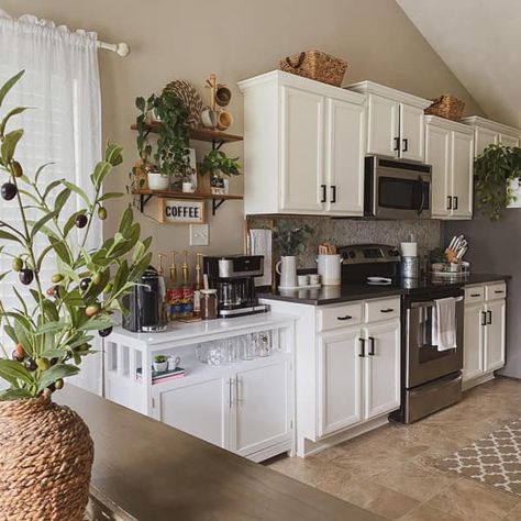 Bright White Kitchen Cabinets Against Darker Gray Beige Walls White Kichen, Warm Kitchen Colors, Beige Kitchen Cabinets, Beige Wall Colors, Greige Walls, Greige Kitchen, Light Grey Kitchen Cabinets, Kitchen With White Cabinets, Best Wall Colors