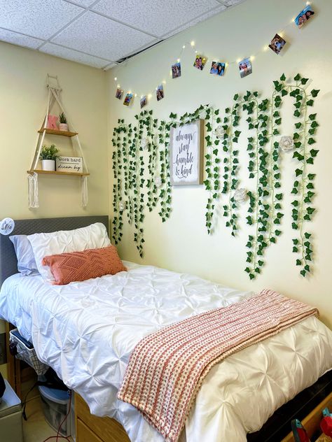 Ivy Leaves Bedroom Decor, Teenage Room Aesthetic, Girl Bedrooms Aesthetic, Teenage Girl Bedrooms Aesthetic, Adult Room Decor, Teenage Bedroom Ideas, Dior Flowers, Bedrooms Aesthetic, Green Girls Rooms