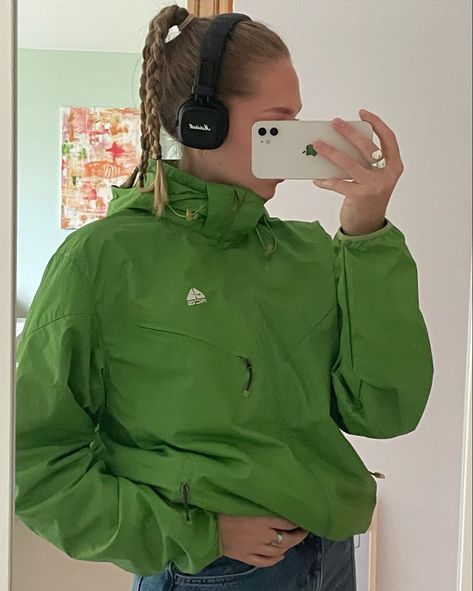 Green Windbreaker Outfit, November Fits, Acg Nike, Green Windbreaker, Windbreaker Outfit, Mlp Characters, Nike Acg Jacket, Uni Outfits, Nike Acg