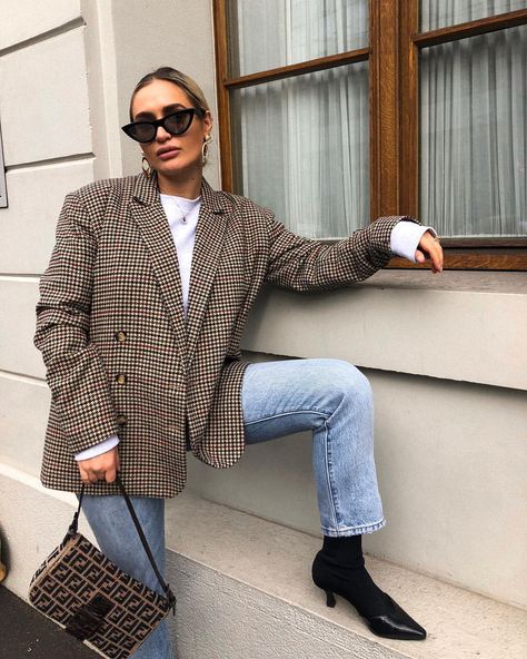 When they tell m Checkered Blazer Outfit, Check Blazer Outfit, Outfit Minimalista, Minimalist Moda, Blazer Street Style, Style Anglais, Checkered Blazer, 2024 Outfits, Older Women Fashion