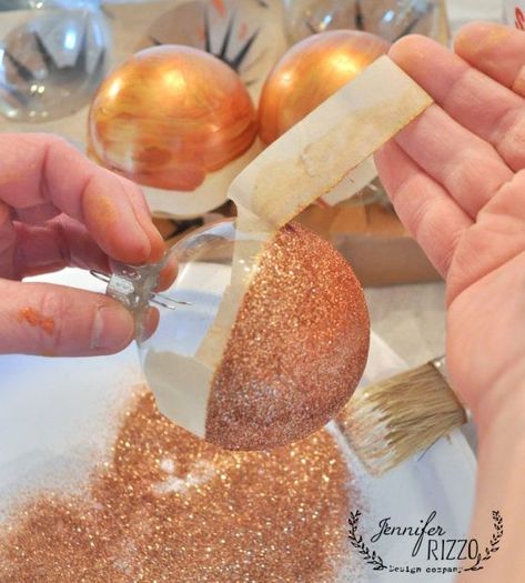 Remove tape right away from glitter #ornamentdiy #glitter #diychristmas Christmas Balls Diy, Diy Glitter Ornaments, Diy Christmas Baubles, Rose Gold Christmas Decorations, Glitter Ornaments Diy, Rustic Mantel, Deco Table Noel, Rose Gold Christmas, Diy Glitter