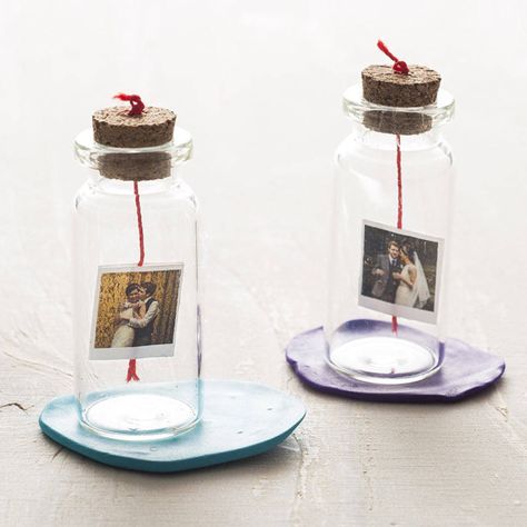 photo in a bottle. Message Bottle, Unusual Wedding Favours, Unusual Weddings, Mini Glass Bottles, Wedding Bottles, Bottle Charms, Personalized Bottles, Cadeau Photo, Message In A Bottle