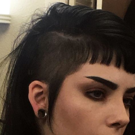 Shaved Hair Designs, Goth Hair, Punk Hair, Hair Stylies, Shaved Sides, Alternative Hair, Scene Hair, Dye My Hair, Short Hair Haircuts