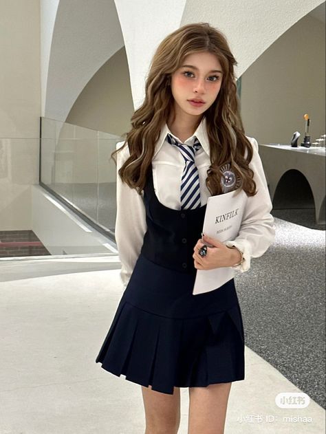 © 米莎mia (red), hannahmishamia (ins) Semiformal Outfit Women, American School Outfits, American School Uniform, Luxury School, Singapore Outfit, Preppy Chic Outfits, American Uniform, The Princess Diaries, School Uniform Fashion