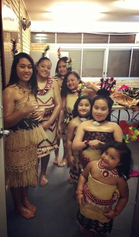 The traditional Tongan dress wear for fundraising events or festival Teunga Tauolunga, Tongan Clothing, Tongan Culture, Clown Costume Women, Island Culture, People References, Māori Culture, Global Dress, International Clothing