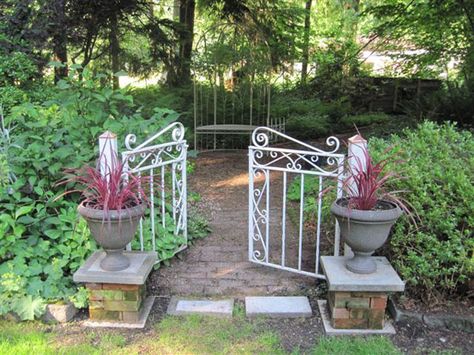 Urns on brick pedestals say “Welcome.” Raise your containers to new heights by building these inexpensive brick columns. Creating these brick pedestals to show off a pair of classic-looking urns couldn’t be easier. And the entire project—-including the pedestals, urns & cordyline plants—-cost less than a hundred & you won’t need mortar, cement or any tools. Round Brick Planter Ideas, Gates With Brick Pillars, Brick Pedestal Garden, Brick Pillars Fence, Fence With Brick Columns, Cordyline Plants, Cordyline Plant, Pot Trellis, Gardening Style