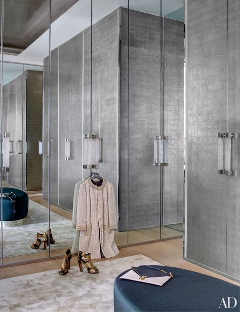 In a London home decorated by Francis Sultana, the master bedroom’s closet, customized by Sultana, has palladium-leaf doors that add serious shine. | archdigest.com Contemporary Closet, Dressing Room Closet, London Townhouse, Dream Closets, Nate Berkus, London House, غرفة ملابس, Closet Makeover, Room Closet