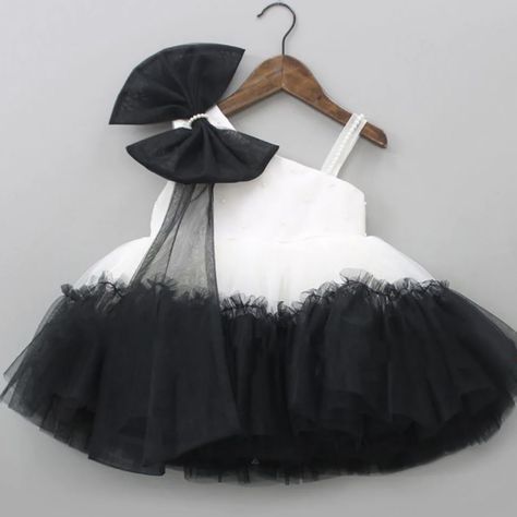 The black and white collection 🖤🤍 For a classy look at any occasion and to add a little bit of sassy 💁‍♀️ 1 year to 8 years ❣️ The fabric is premium and super soft on the child’s skin. Having light weight clothes in breezy colours will make your little one enjoy every day and be more happy and delighted. Breathable fabrics and perfect stitching make it a must have the kids wardrobe closet. Perfect for any special occasion, this dress promises both comfort and style. Make your little angel... Baby African Clothes, Layered Hem Dress, Dress With One Shoulder, Kids Dress Collection, Dress Anak, Chic Dress Classy, African Dresses For Kids