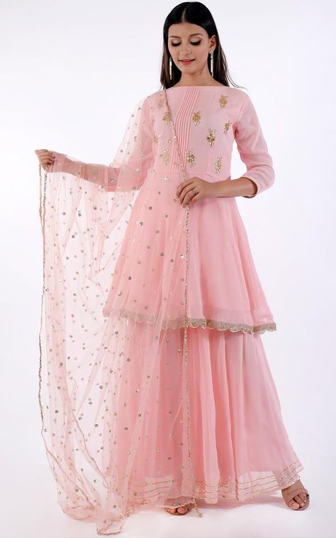 Best Labels To Buy Gorgeous Sharara Suits From! #shaadiwish #sharara #shararasuit #bridalsuit #suit #bridaltrends #weddingoutfits #outfitideas #weddingideas #weddingtrends Gown Lehenga, Pink Sharara, Georgette Sharara, Sharara Designs, Frock Style, Kurti Patterns, Gaun Fashion, Sharara Suit, Salwar Kamiz