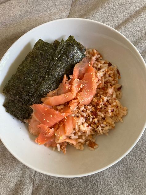 Seaweed Aesthetic Food, Smoked Salmon Aesthetic, Healthy Vibes, Raw Salmon, Yoga Inspo, Salmon And Rice, College Meals, Tuna Recipes, Healthy Lifestyle Food