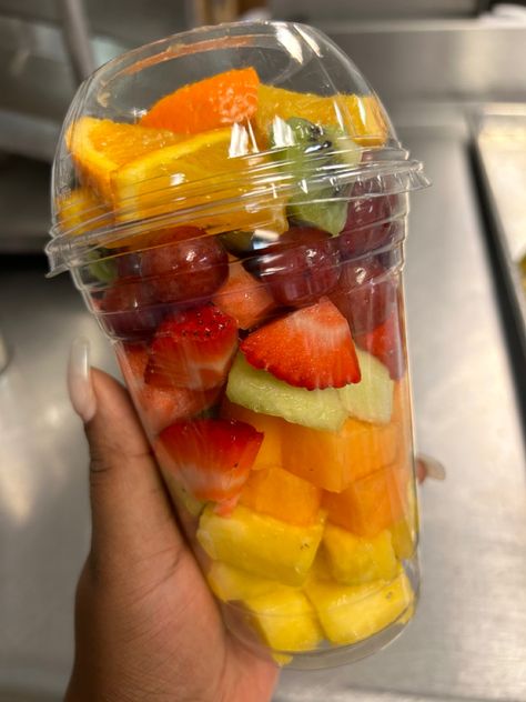 🍓🥝🍍🍇 Salad Buah Aesthetic, Fruit Cups Ideas, Fresh Fruit Cups, Fruit Salad Aesthetic, Fruit Tray Designs, Salad Packaging, Fruit Salad Easy, Healthy Food Menu, Healthy Brunch