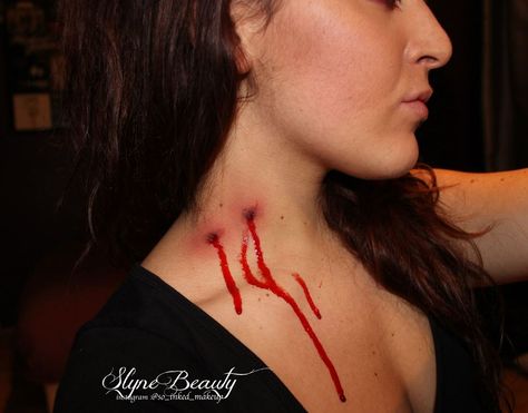 Rhinestone Vampire Makeup, Vampire Bite Makeup Neck, Blood Make Up Look, Vampire Victim Makeup, Vampire Costume Women Makeup, Vampire Diaries Makeup Halloween, Vampire Sfx Makeup, Vampire Costume Simple, Vampire Diaries Decor