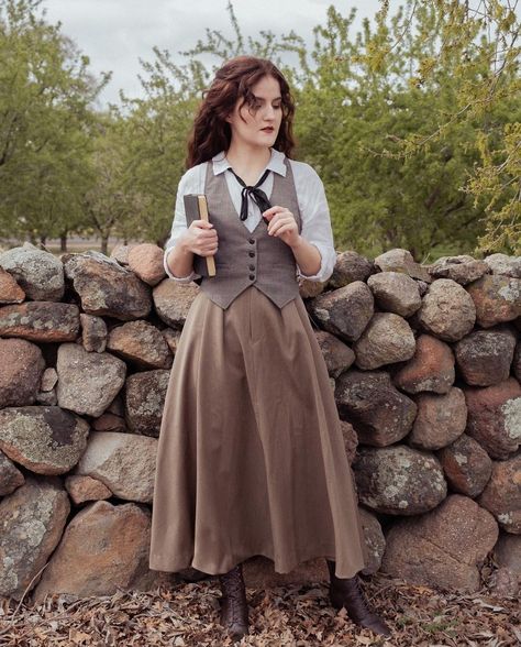 How To Style Pinafore Dress, British Style Women Outfits Summer, Detective Woman Outfit, Vintage Explorer Outfit, Enola Holmes Inspired Outfits, Detective Costume Women, Dark Academia Waistcoat, 1950s Cottagecore, Hogwarts Legacy Outfits