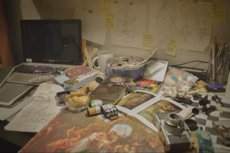 Art Messy Aesthetic, Art Student Apartment, Messy Art Desk Aesthetic, Art Homework Aesthetic, Art Nerd Aesthetic, Messy Painter Aesthetic, Messy Student Aesthetic, Studying Art Aesthetic, Obsessed Artist Aesthetic