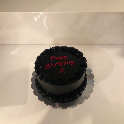 Black Birthday Cake Simple, Aesthetic Bday Cakes Black, Bento Cake Aesthetic Black, Edgy Birthday Party, Black Cakes Aesthetic, Black Bento Cake Design, Black Aesthetic Birthday Party, Black Korean Cake, Black Aesthetic Birthday Cake