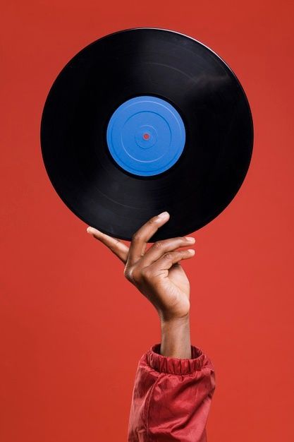 Hand holding vinyl Free Photo | Free Photo #Freepik #freephoto #music #hand #man #red Vinyl Dj Aesthetic, Vynil Aesthetic Photo, Garage Rock Aesthetic, Musica Aesthetic, Retro Music Poster, Disco Aesthetic, Vinyl Aesthetic, Vinyl Poster, Old Vinyl Records