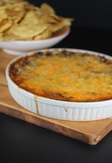 easy enchilada dip 5 ingredients or less recipe Enchilada Rice Casserole, Latina Food, Cheeseball Recipes, Beef Enchilada Dip, Enchilada Rice, Bacon Cheddar Dip, Enchilada Dip, Finger Snacks, Cheddar Dip