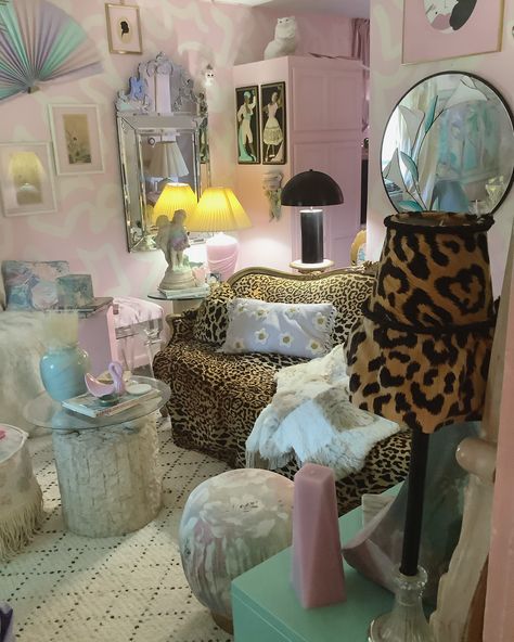 Thrifted chic vintage retro glam hollywood regency mid century modern grandmillenial 80s art deco revival post modern eclectic maximalism bohemian haute pastel colorful Male Living Space, Retro Apartment, Funky Room, 90s Interior, 80s Interior, Pink Living Room, Dreamy Room, Barbie Dream House, Beauty Room