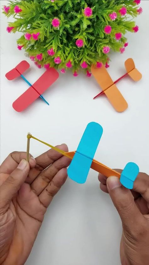 Paper Airplane Steps, Plane Crafts, Art Craft Ideas, Paper Aeroplane, Rubber Band Crafts, Airplane Crafts, Pen Diy, Fun Crafts To Do, Quick Crafts