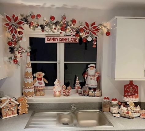 Christmas Kitchen Decor Gingerbread, Ginger Bread Christmas Decorations Ideas Diy, Ginger Bread Kitchen Decor, Fridge Christmas Decorations, Kitchen Window Christmas Garland, Christmas Gingerbread Kitchen Decor, Gingerbread Theme Kitchen Decor, Santas Bakery Decor, Gingerbread Kitchen Christmas Decor