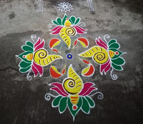 Veenai Kolam, Tuesday Rangoli, Sangu Kolam, Lotus Kolam, 3d Rangoli, Funny Snapchat Pictures, Funny Snapchat, Small Rangoli, Small Rangoli Design