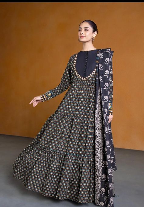 Lawn Long Frock Design, Summer Abaya, Frock Designs For Women, Long Frocks For Girls, Round Dress, Pakistani Women Dresses, Anarkali Dresses, Long Frock Designs, Simple Frocks