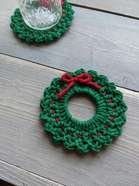 Crochet Christmas Wreath, Crocheted Christmas, Crochet Wreath, Crochet Christmas Gifts, Crochet Mignon, Confection Au Crochet, Crochet Xmas, Crochet Coaster Pattern, Crochet Christmas Decorations