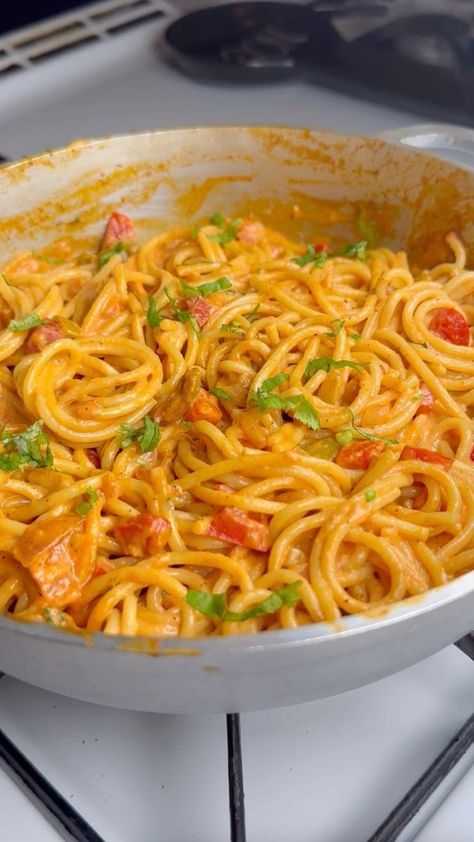 Spaghetti Dominicano, Dominican Breakfast Ideas, Dominican Spaghetti Recipes, Dominican Pasta, Dominican Food Recipes, Dominican Meals, Dominican Dinner, Dominican Spaghetti, Dominican Breakfast